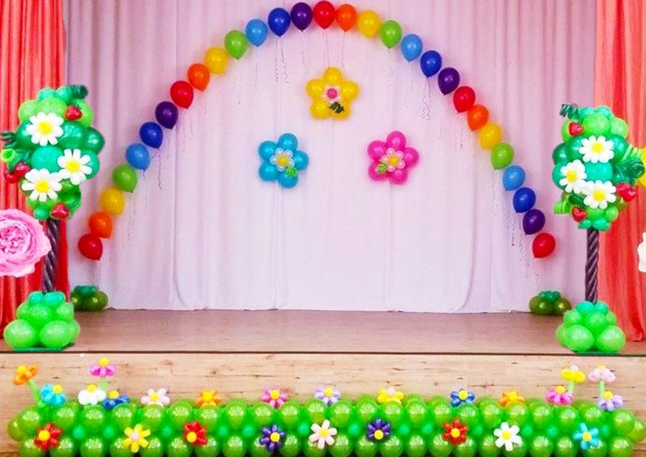 №6.30 Оформление шарами детский сад 16500 руб.: арка гелиевая 8 метров, цветок подвесной 3шт., дерево из шаров 2шт., полянка с цветами 5 метров